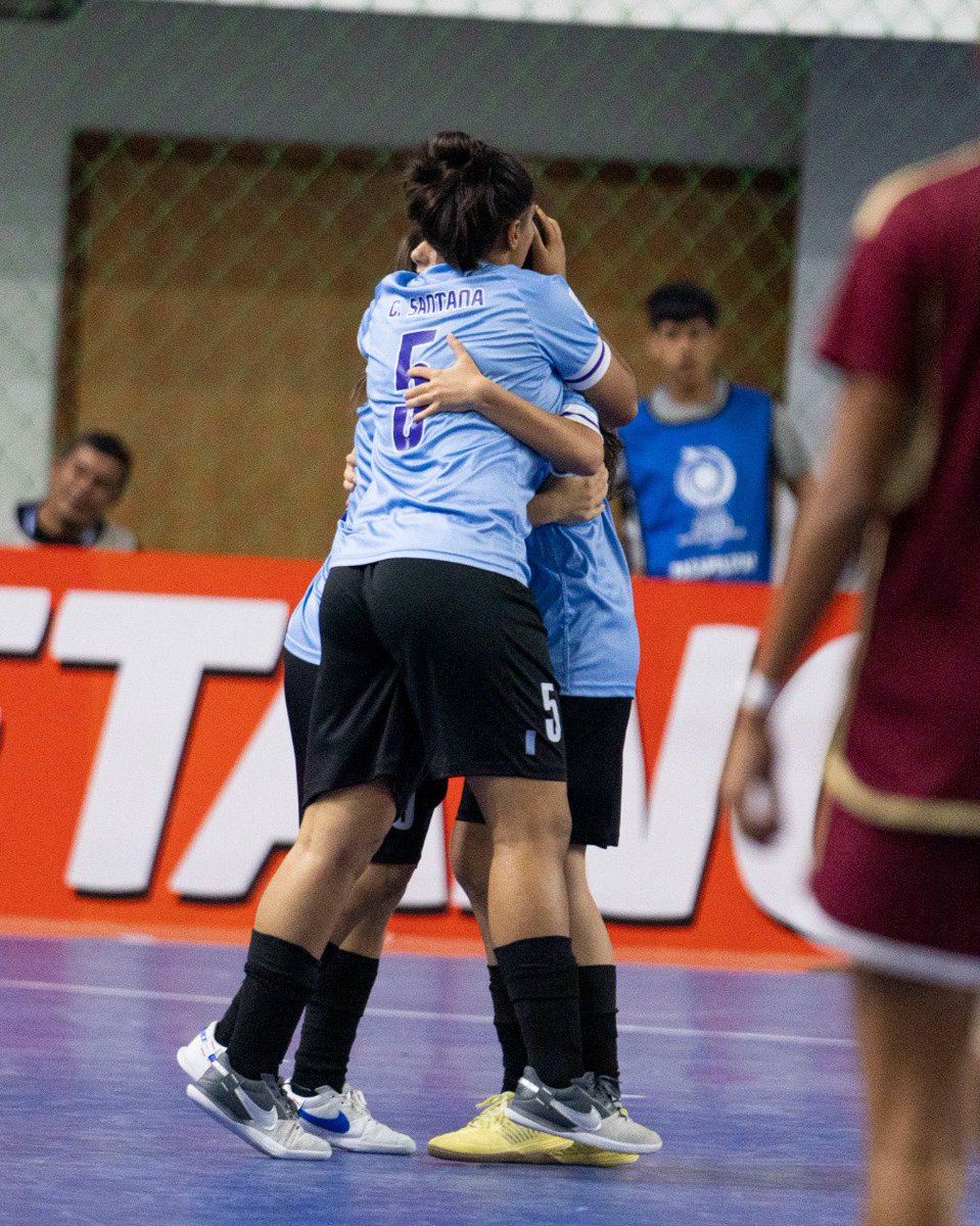 AUFfutbolsala's tweet photo. 🇺🇾 ¡𝗝𝗨𝗡𝗧𝗔𝗦!

Vamos por el objetivo.

📷 @CONMEBOL

#ElEquipoQueNosUne https://t.co/B33zj440Xv