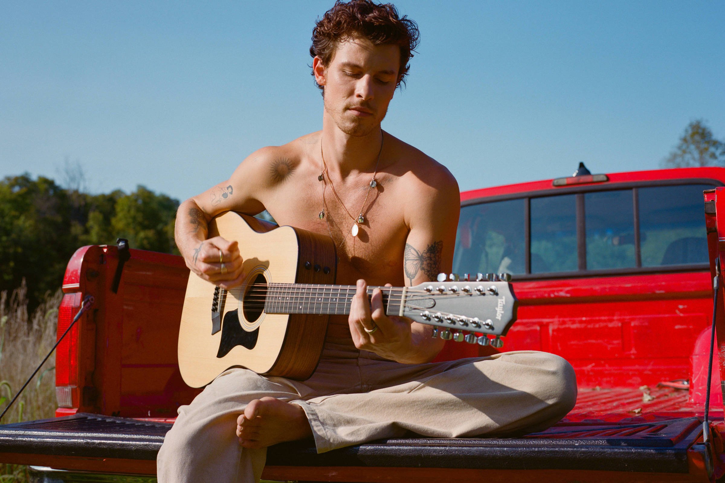 GbVh8GcWcAAvps3?format=jpg&name=4096x4096 From Mimicking Icons to Becoming One: How Shawn Mendes Flipped the Script on Fame