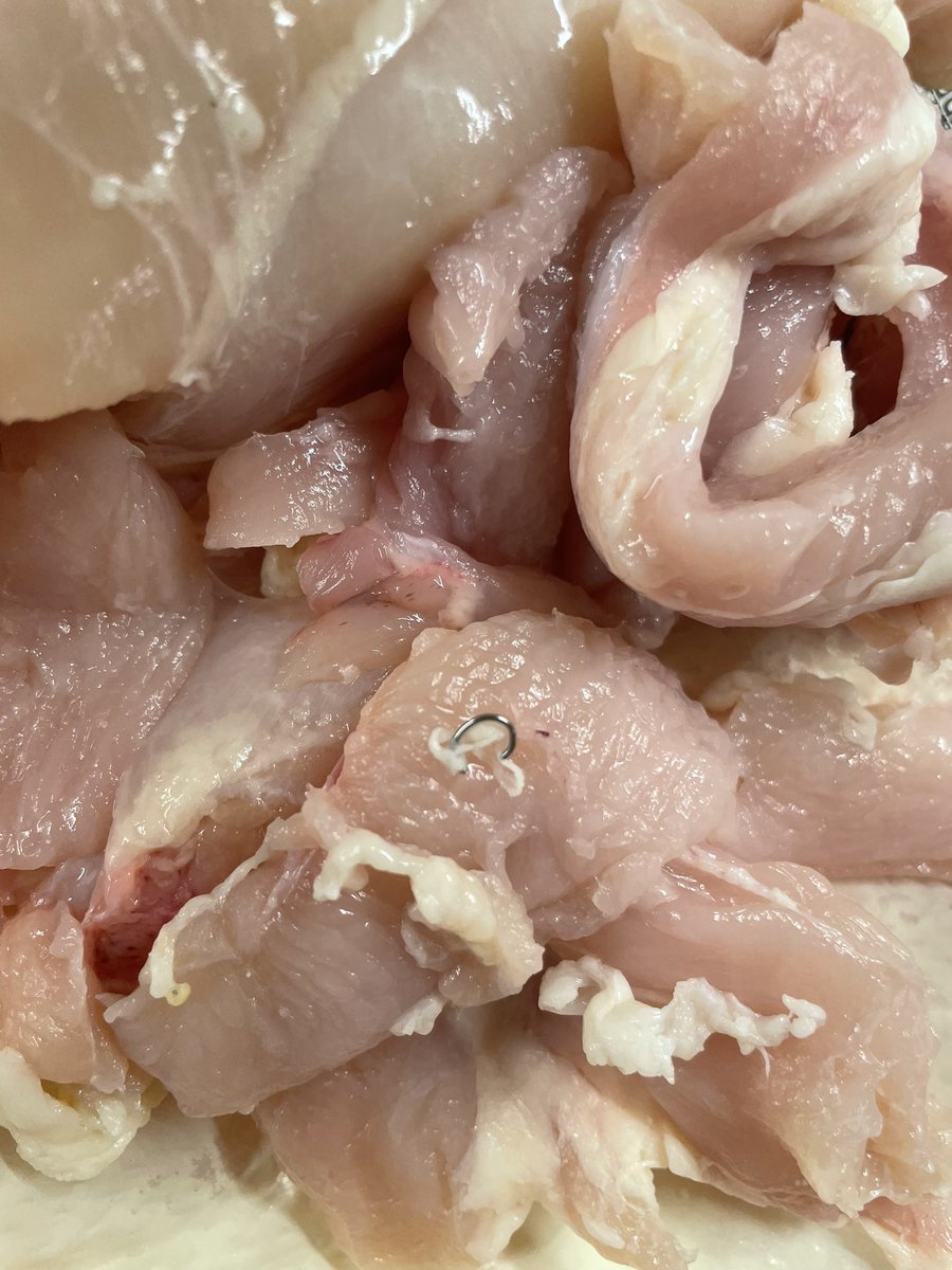 2MelissaHolmes's tweet image. Attention Amherst @AldiUSA shoppers:
Cleaning boneless skinless chicken breasts purchased today (11/1) at Aldi on Maple Rd., I found a piece of metal. 
Please inspect yours carefully if you bought a similar family pack.
Sell By date 11.07.24
I’ve contacted customer service.