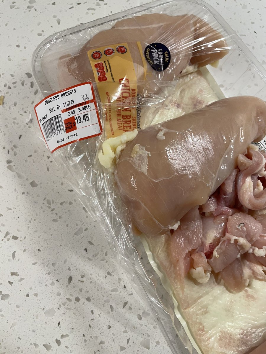 2MelissaHolmes's tweet image. Attention Amherst @AldiUSA shoppers:
Cleaning boneless skinless chicken breasts purchased today (11/1) at Aldi on Maple Rd., I found a piece of metal. 
Please inspect yours carefully if you bought a similar family pack.
Sell By date 11.07.24
I’ve contacted customer service.