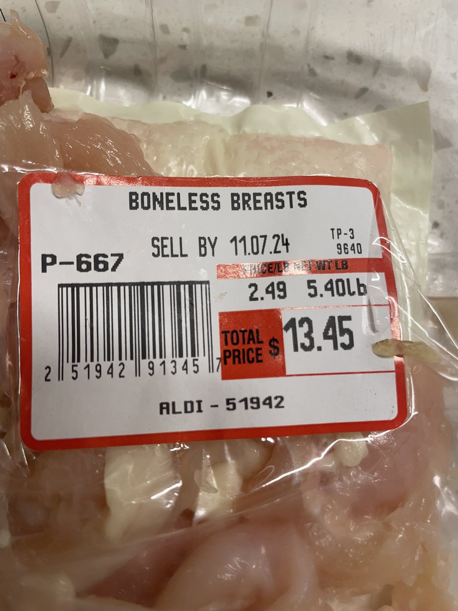 2MelissaHolmes's tweet image. Attention Amherst @AldiUSA shoppers:
Cleaning boneless skinless chicken breasts purchased today (11/1) at Aldi on Maple Rd., I found a piece of metal. 
Please inspect yours carefully if you bought a similar family pack.
Sell By date 11.07.24
I’ve contacted customer service.