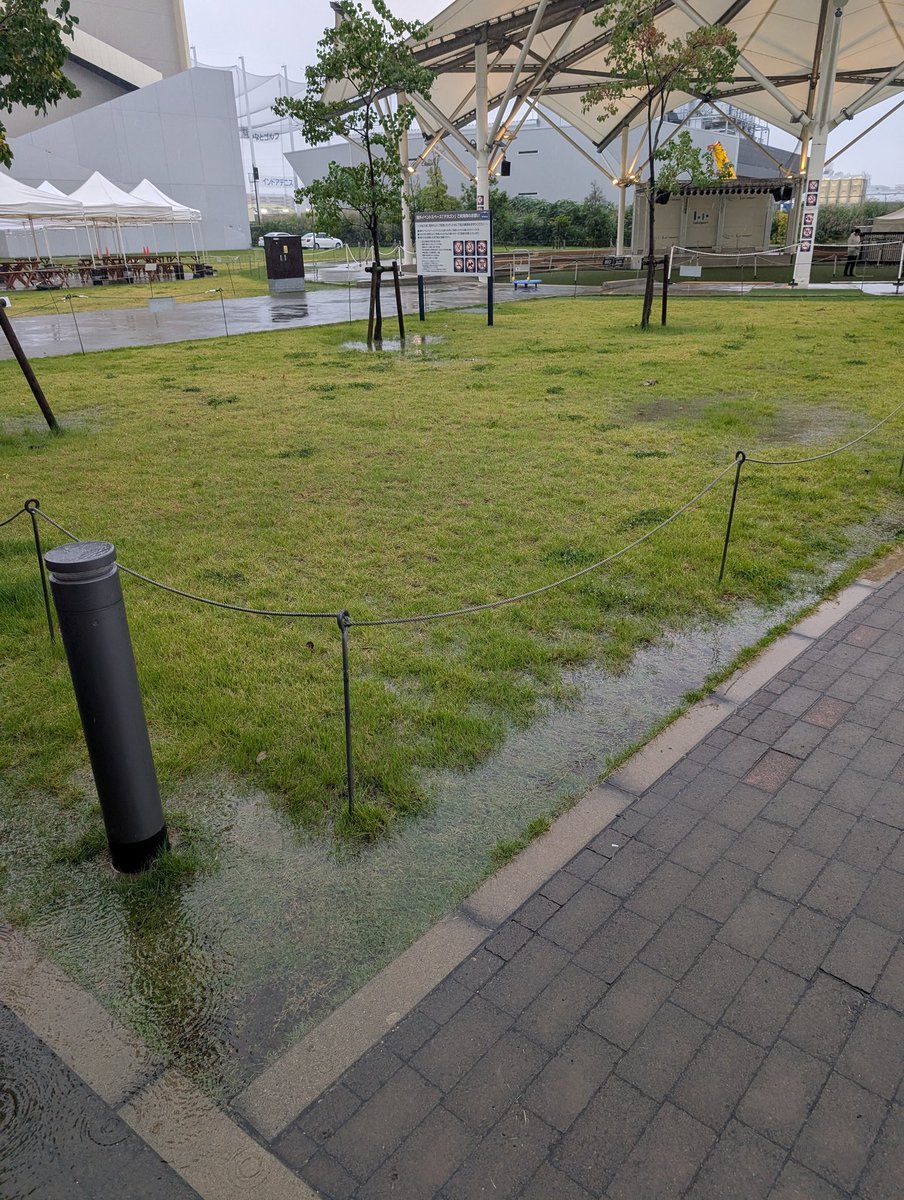 #Lucky2
リリイベ会場到着
雨の中待つ