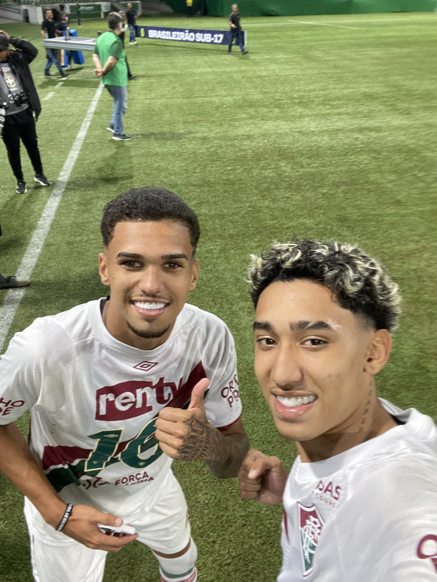 FluminenseFC's tweet photo. JUNTOS, CAMPEÕES MAIS UMA VEZ! 🏆🇭🇺 #VEMQUETEM https://t.co/jBTaoz34Qz