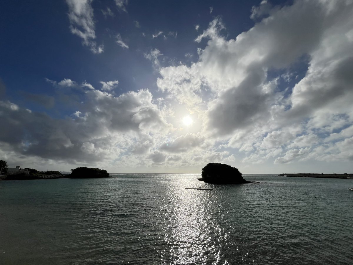 昨日は洞口依子映画祭パート2の安全祈願に波の上宮の神様に気持ちを通しに参りました。海からやってくる神様に心穏やかに安全に映画祭がなされますよう、祭安全祈願。
