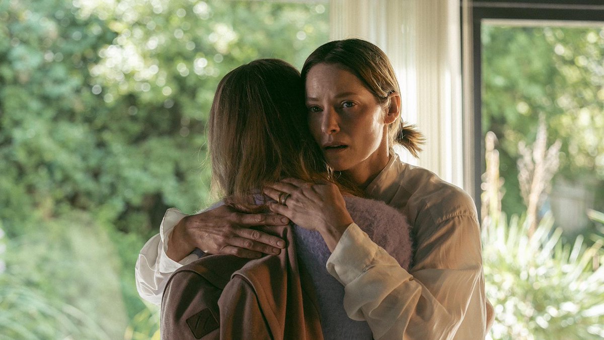 Novas/Antigas stills de Ruby Stokes e Sienna Guillory no filme A Banquet (2021).