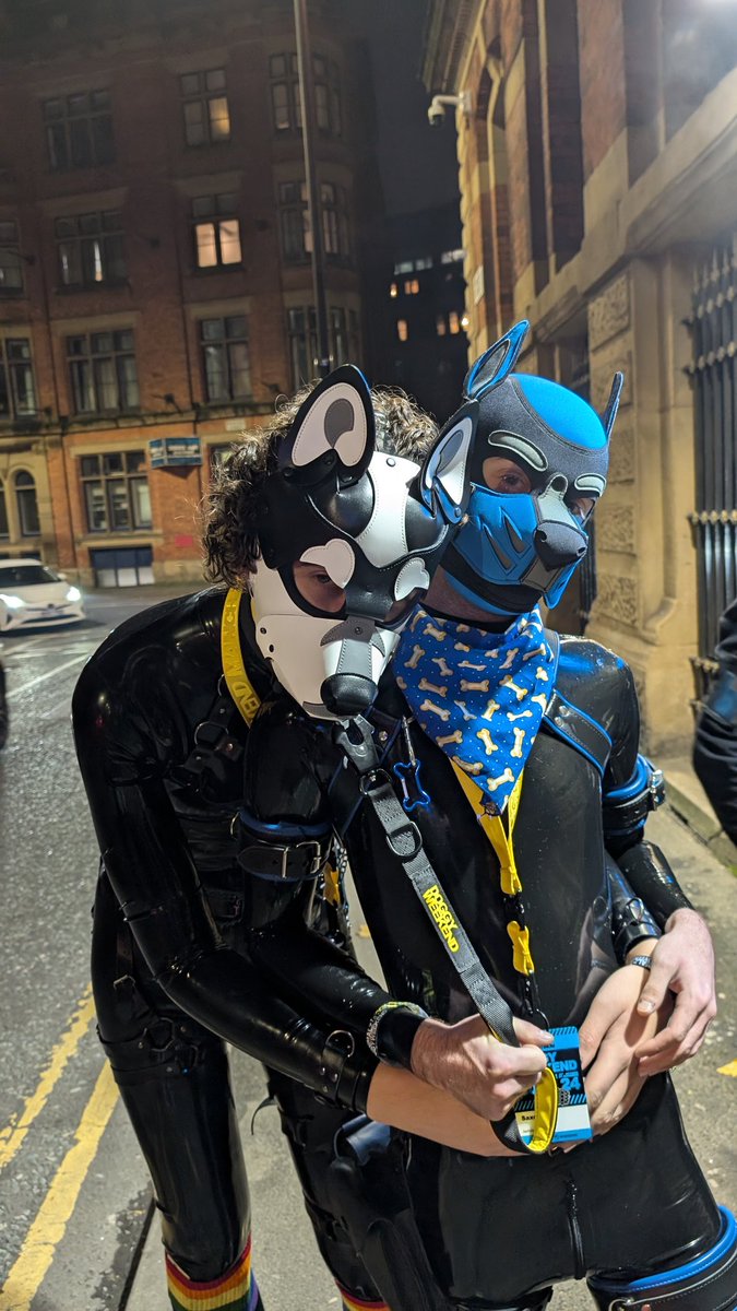 Come find me and <a href="/SkyskraperHusky/">Lala 🐺</a> at <a href="/doggyweekend/">DoggyWeekendUK</a> and KKAD tonight! 🐕‍🦺