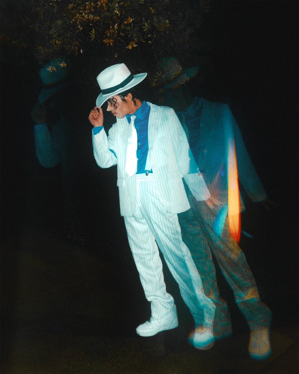 Happy Halloween 🎃
•
Shoutout to my gf for helping with the hair &amp; other appliances. 🫶
•
#Moonwalker #MichaelJackson