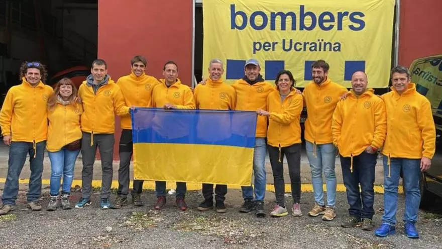 Apagafocs's tweet photo. Fil amb les expedicions solidàries de bombers que han sortit des de Catalunya per ajudar arreu del món. Algunes organitzades des de les institucions, d'altres a iniciativa voluntària , en tot tipus de desastres i tragèdies, i fins i tot guerres. https://t.co/JwuMvKPkql