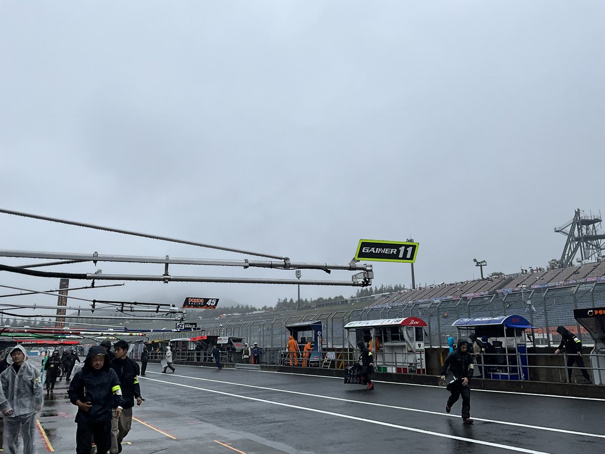 GAINER1110's tweet photo. 今回も土曜日は雨☂️
スケジュールオンタイムです。

#GAINER 
#SUPERGT
#11号車
#TANAX
#DrugStoreLive
#KTI
#WORKwheelsJapan
#TONE
#サンズクリエイト
#MechanixWear
#KOSEIILLUSTRATION
#オフィスサポート https://t.co/ZZXycVZ9X5