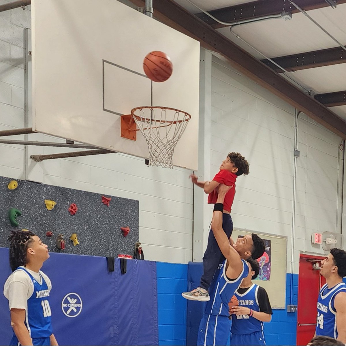 LaMaestraPaco's tweet photo. 3rd grade astronauts @NISDGlenn are ready for #ReadToTheFinalFour! A huge THANK YOU to @john_jay_cheer @SAJayBoysBball and Billy the Mustang for coming out to get us hyped! #MFinalFour #FinalFourSA https://t.co/Rbc99mYYOn