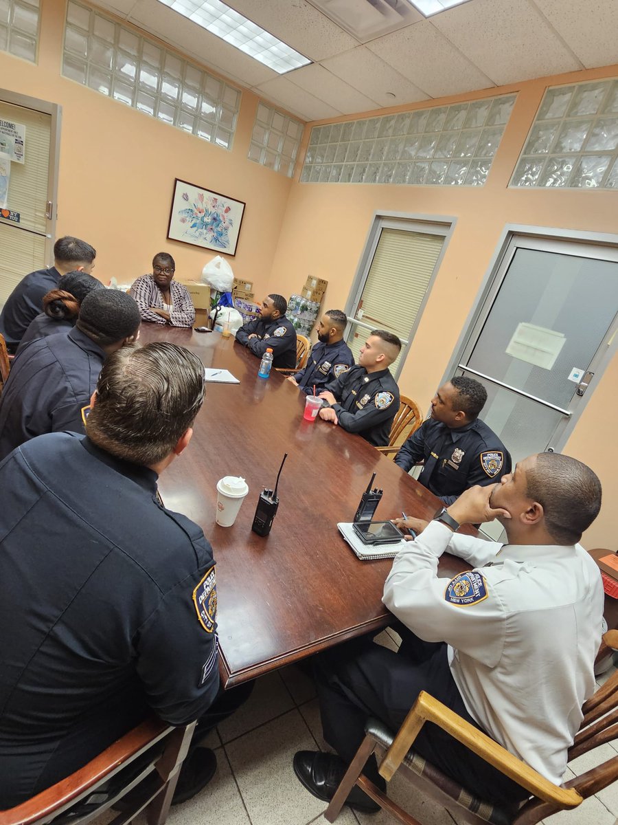 SenatorPersaud's tweet photo. 11/1- I had the pleasure of meeting the newly assigned @NYPD69Pct officers.
#SD19
#PoliceAndCommunity https://t.co/wpEOhUZT6g