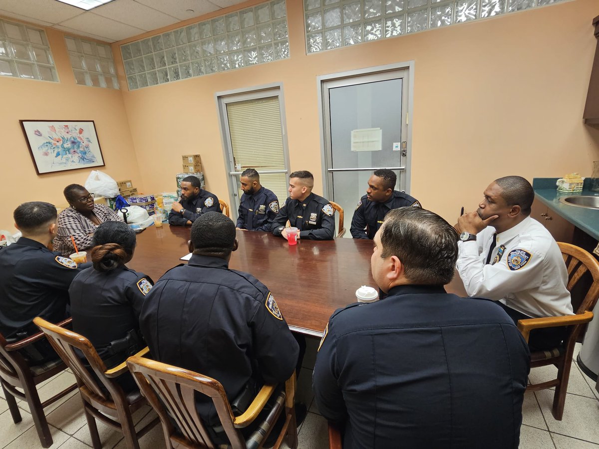 SenatorPersaud's tweet photo. 11/1- I had the pleasure of meeting the newly assigned @NYPD69Pct officers.
#SD19
#PoliceAndCommunity https://t.co/wpEOhUZT6g