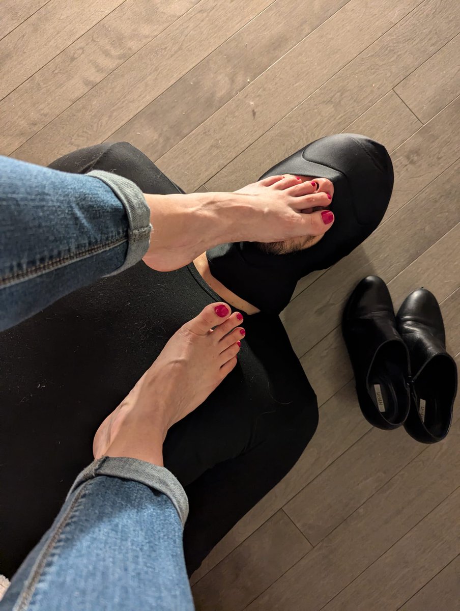 GoddessSFrost's tweet photo. Just finished having my foot bitch lick my sweaty feet clean 🤪  #footboy #footfetısh #foot #feetِ #redtoes https://t.co/yKvGqoHiKW