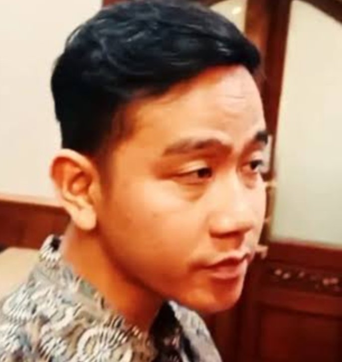 DokterTifa's tweet photo. Gibran eh Samsul eh Slamet eh Fufu..haciiim

Saya saran, 
Kalo lagi beler, pake kacamata yang agak gelap seperti Dedy Dores
Jadi kalo pas  high  ngga terlalu kliatan gini lah.

Terus kalo berasa oleng, minumnya susu Beruang, jangan susu  Kotak.

Sebab susu kotak itu bukan susu tapi gula dikasih susu.

Kalo lagi beler terus kena gula dari susu kotak malah tambah high nanti.

Yang ada,  kayak kemarin itu, abis diopspek di Akmil, minum susu kotak,  jadi oleng kan  malah keluyuran ke pasar.

Ajudan, tolong beliin susu beruang ya.  Yang banyak. 

 Minggu depan dia gantiin Presiden @prabowo yang mau ke luarnegeri.

Siapin susu beruang pas pimpin rapat,  jangan sampai  gara-gara stres dengerin Mentri-Mentri paparan dia ngangong, stres, Cortisol keluar ngga keruan,  terus OD di tengah Rapat Kabinet.

Sebab Aminopropane dari  Amphetamin kalo ketemu hormon Cortisol yang keluar ketika orang stress berat, bahaya itu Intoksikasinya.
Kalo dia  Intoksikasi, sediain air kelapa ijo yaa

Demikian tips dari saya.