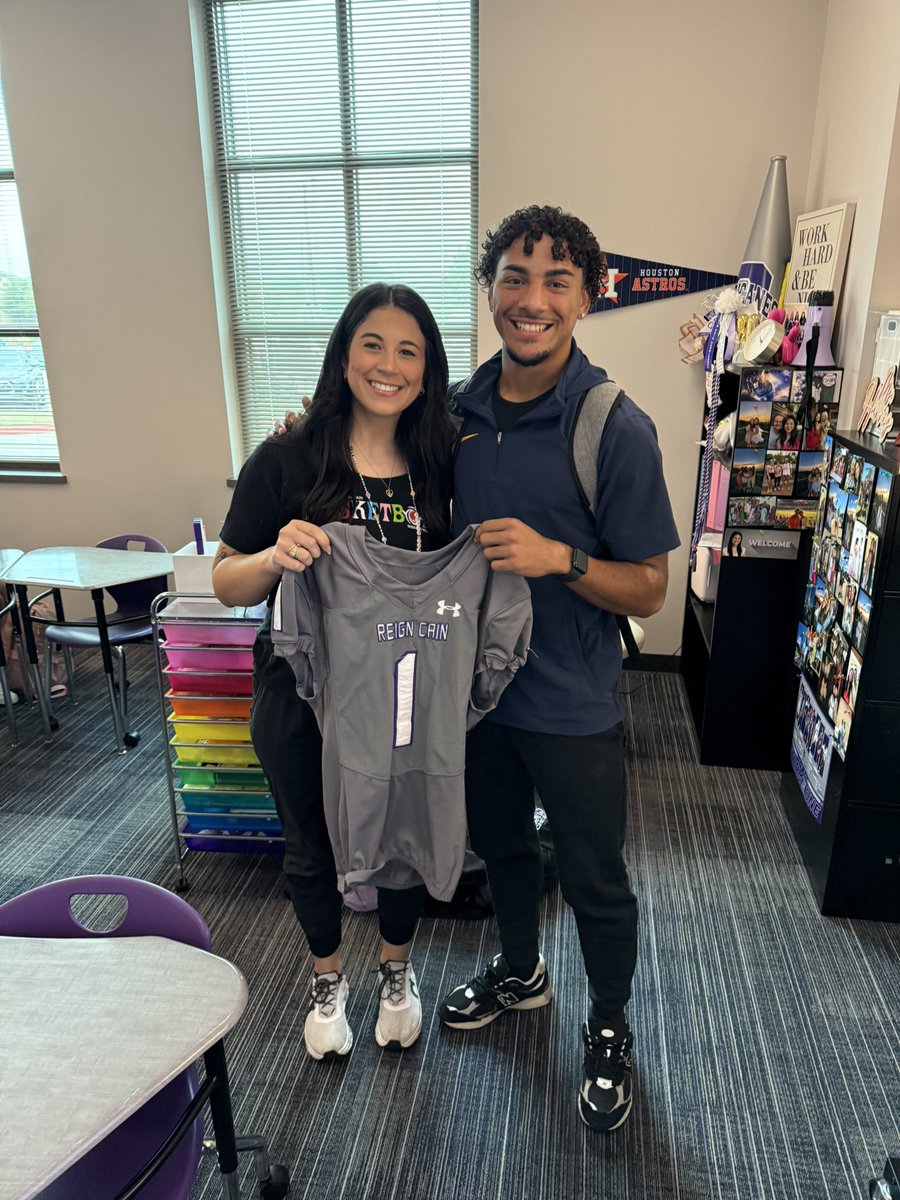 Maxw_Hendrick's tweet image. My teacher appreciation goes to Coach Harris. Thank you for coming to school every day in a good spirit, motivated, and showing us students the support we need. #cultureofcommitment