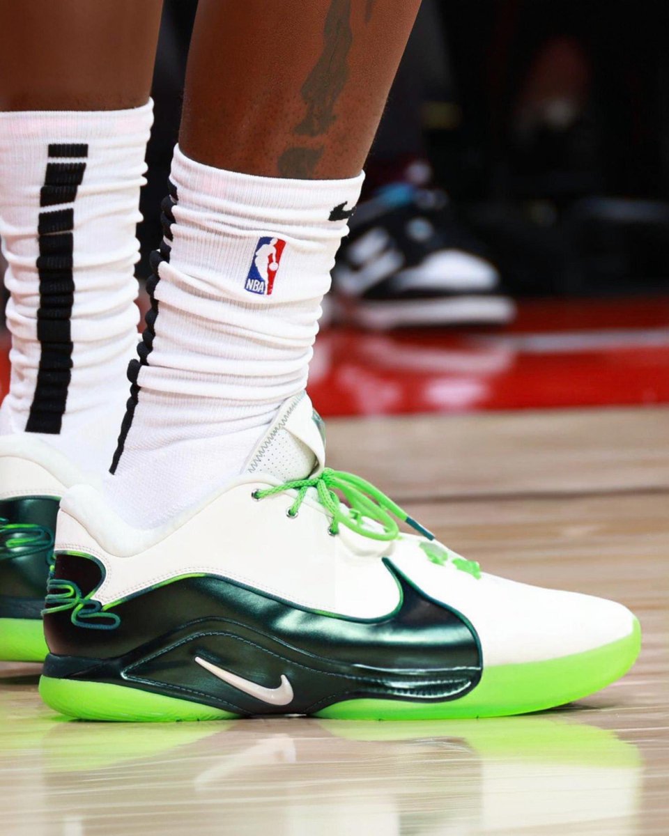 lebron kicks tonight