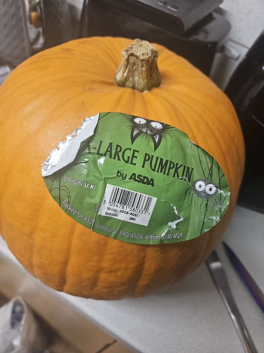 MrsHammond17's tweet photo. @asda your massive sticker ruined our pumpkins this year. A small bar code would of been sufficient https://t.co/rQLtBLtTU8