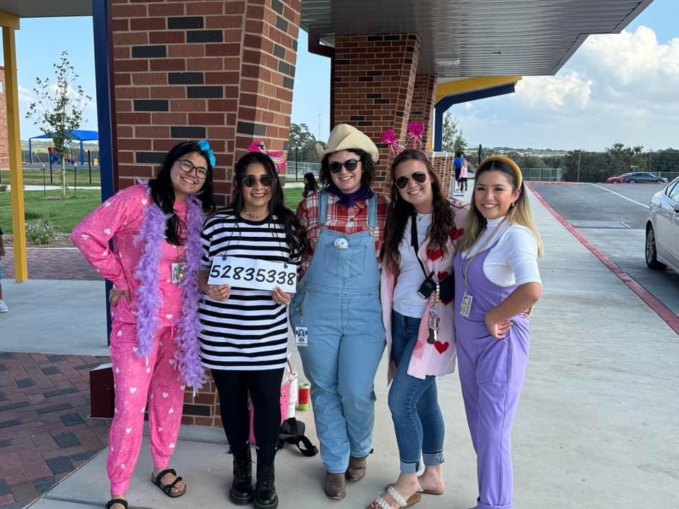 Hey_Holloway's tweet photo. Happy Halloween from the Junie B Jones crew of Chumbley!

@NISDChumbley 
@NISD 
#CHAMPS #BookCharacterDay #ChumbleyES https://t.co/tKCgM9hdv4