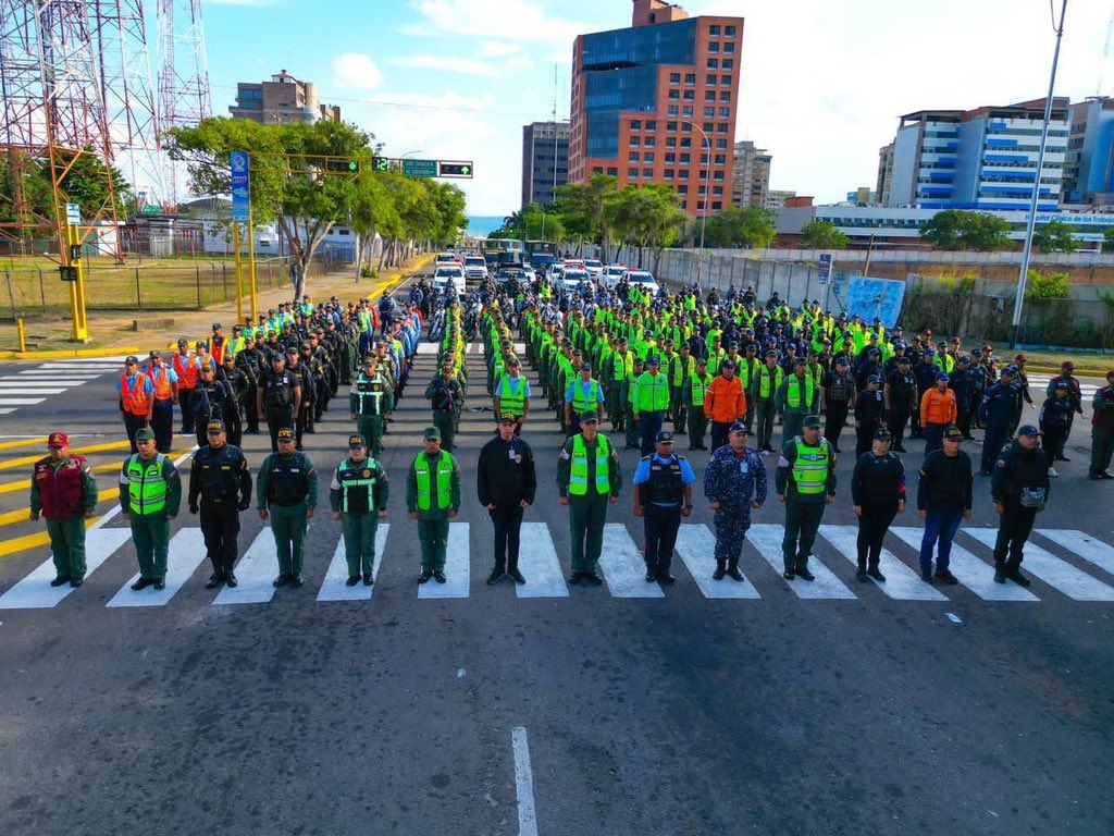 dhernandezlarez's tweet photo. Fuerza Armada Nacional Bolivariana y Organismos de Seguridad Ciudadana,  eminentemente profesionales al servicio del pueblo.

#FANB 
#IntegrarEsVencer https://t.co/YP8ioDCLS2