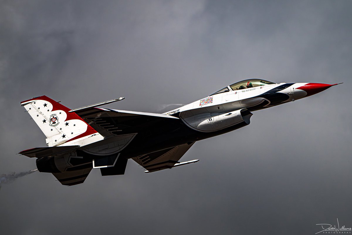 DWPhotographed's tweet image. Today's showcase of the Air Force Thunderbirds and Navy Blue Angels at the Pensacola, FL Homecoming Air Show!
Which demonstration team is your favorite?
