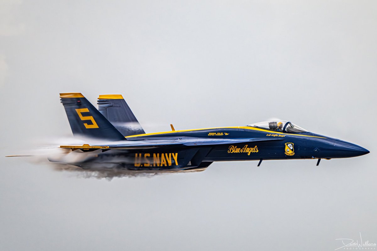 DWPhotographed's tweet image. Today's showcase of the Air Force Thunderbirds and Navy Blue Angels at the Pensacola, FL Homecoming Air Show!
Which demonstration team is your favorite?