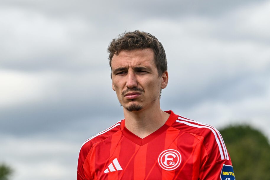 Flemmbo's tweet photo. Der einzige Mensch der uns jetzt noch retten kann #freeCello ๐ง๐ผโโ๏ธ https://t.co/Jv7Y42f7H7