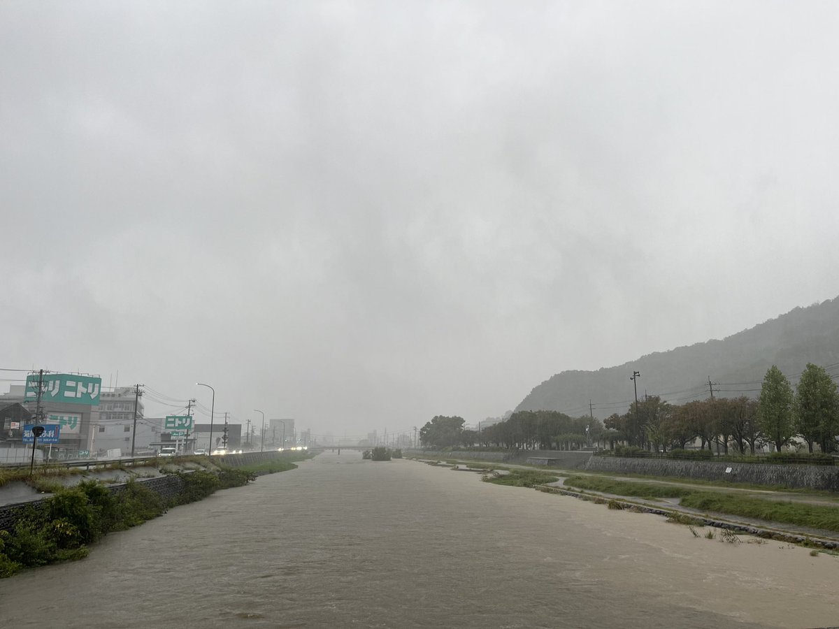ueda0298's tweet photo. 今朝の広島・海田町は…雨！大雨ごーうじゃモ〜！☔️
瀬野川の水位、ゆうべよりは下がっとるけどいつもより高め…
警報とかでとるみたいじゃけぇ、きをつけるモ〜！🍖
  (*´з`)  
#イマソラ #企業公式が毎朝地元の天気を言い合う #土曜出勤友の会 https://t.co/1SC1dYbPlh