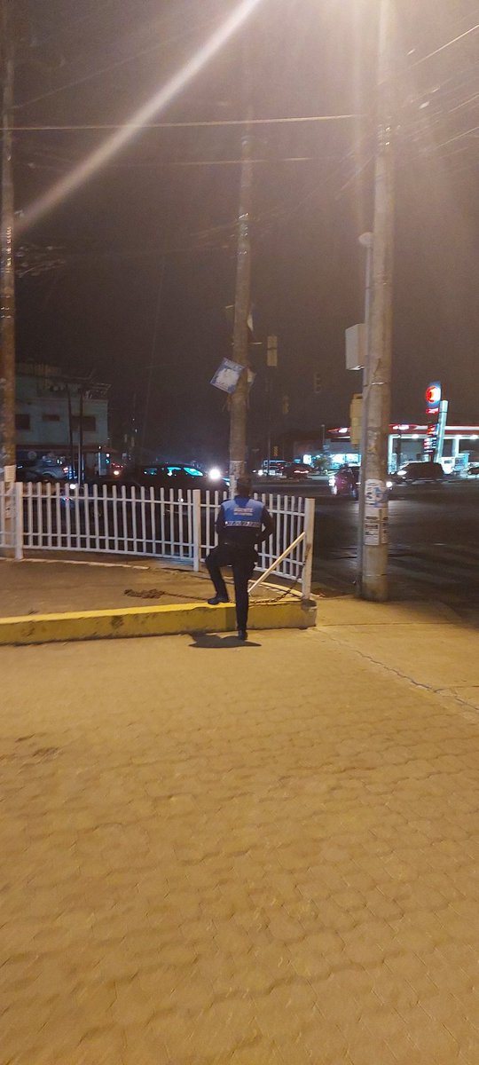trapichy's tweet photo. @samanescuatro @ATM_Transito @Cdla_Guayacanes @alboprogresa @VergelesGYE Esto es ahora en la Isidro Ayora, los carros pasando a la maldita sea y el agente metido en la Fernández en el celular https://t.co/HWHYJKC6cC