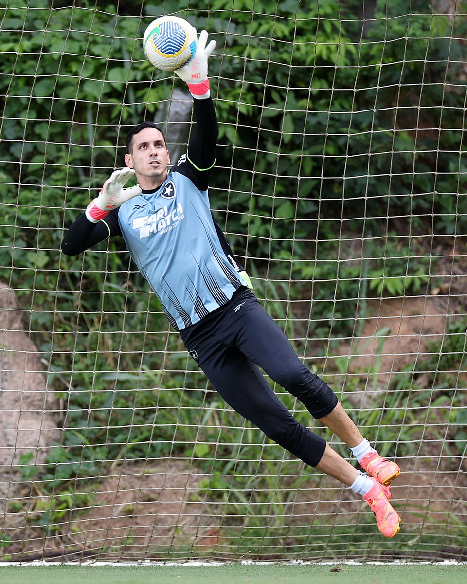 Botafogo's tweet photo. Como um gato! 😼🧤 #VamosBOTAFOGO

📸 Vítor Silva/ BFR https://t.co/CDgSYsu2fV