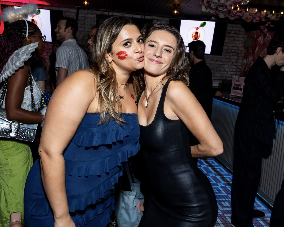 CHOMP CHOMP!

The ponchos were on and the fangs were out for the Opening Night of TEETH The Musical at New World Stages! 🦷🩸