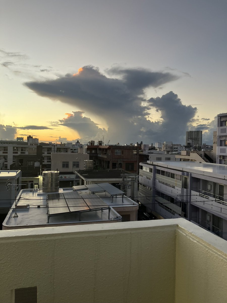 021059yaRA's tweet photo. 怪獣〜雲🤪
ガァー言ってますよね？笑 https://t.co/PTu9iZd4xe