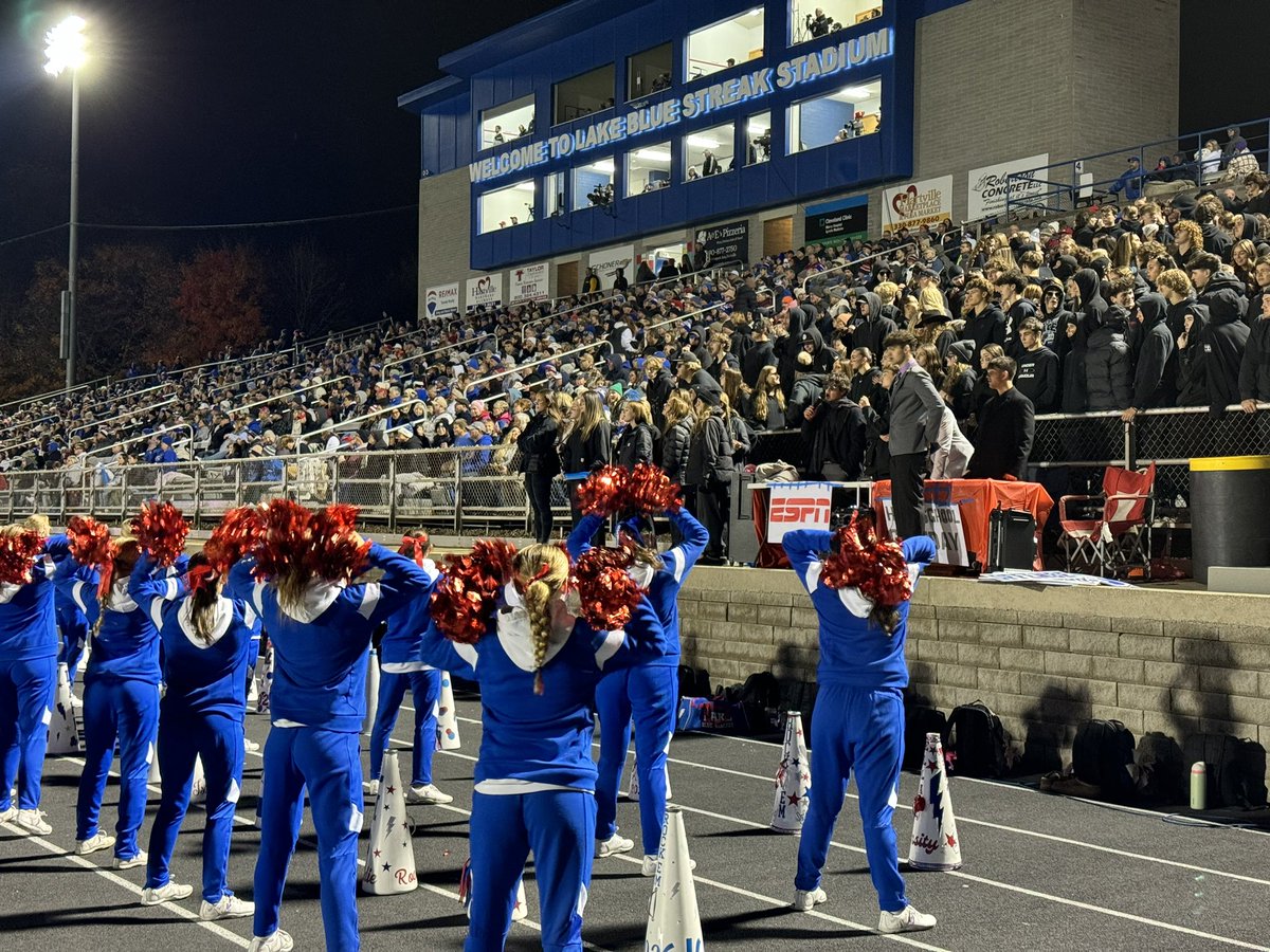 Q92Sports's tweet image. TOUCHDOWN LAKE🚨

@StreaksFootball extends their lead over @footballhoover 21-0 in the 3rd quarter. 

#Q92Sports #Score7