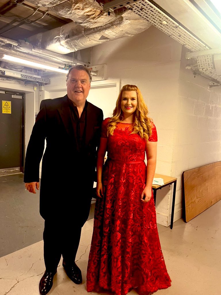 MeinirWynSop's tweet photo. Noson i’w chofio! ✨ 🎶 
A night to remember! 💃💃
Penblwydd Hapus Prifysgol Bangor! 🎂 @PontioTweets 
@prifysgolbangor @BangorUni https://t.co/RPNs7b1bOn