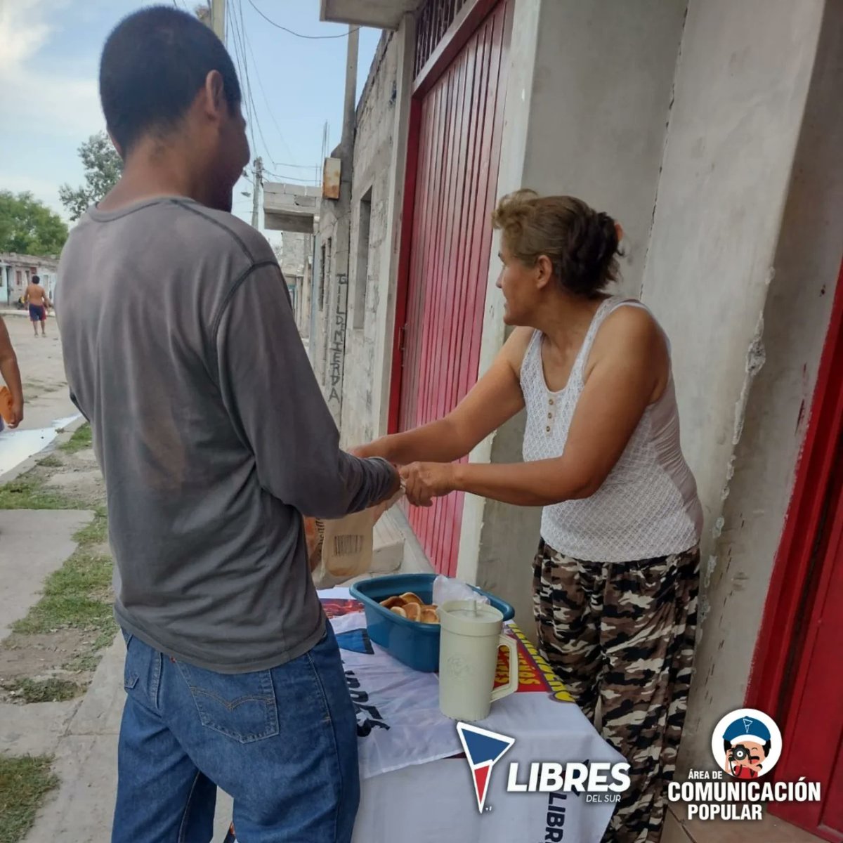 LibresDelSurJuy's tweet photo. Merendero Pequeño Gigante: uniendo comunidades, una merienda a la vez.

Ayer jueves, compartimos bollitos y mate cocido con las familias del barrio El Chingo.

#Merendero #comunicacion #fueramilei #LibresDelSurJujuy https://t.co/91yu57a6pi