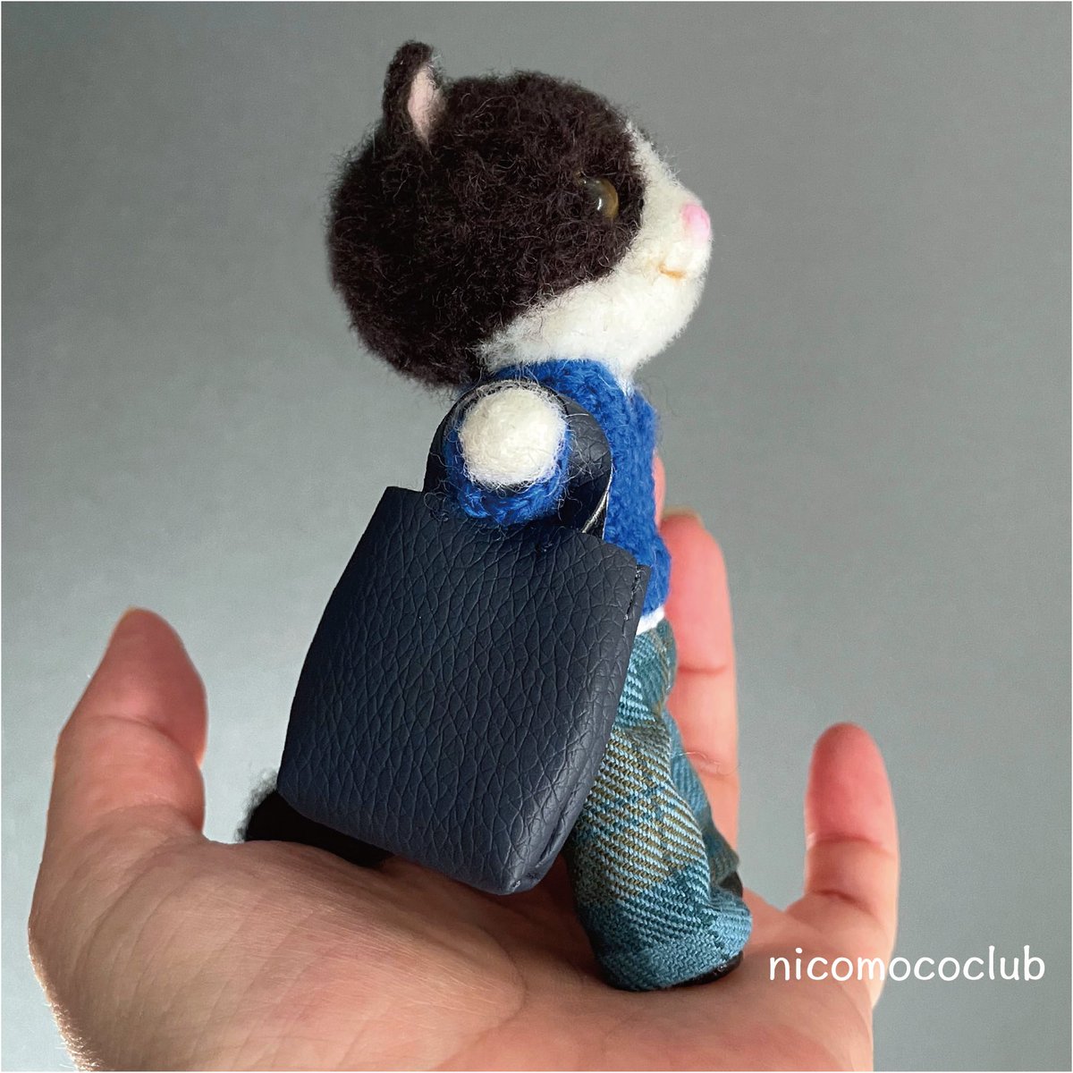 nicomococlub's tweet photo. ブルーのセーターのハチワレ猫
#mineで販売中
#服着た猫
#羊毛フェルト
#ハンドメイド https://t.co/uChGPJ57Xr