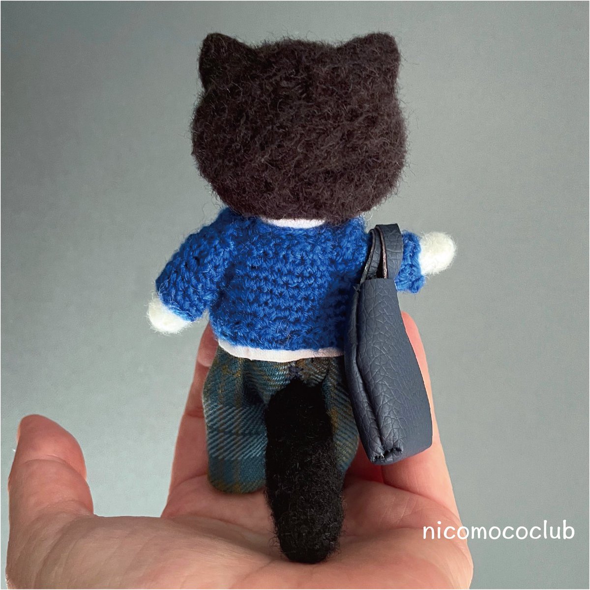 nicomococlub's tweet photo. ブルーのセーターのハチワレ猫
#mineで販売中
#服着た猫
#羊毛フェルト
#ハンドメイド https://t.co/uChGPJ57Xr