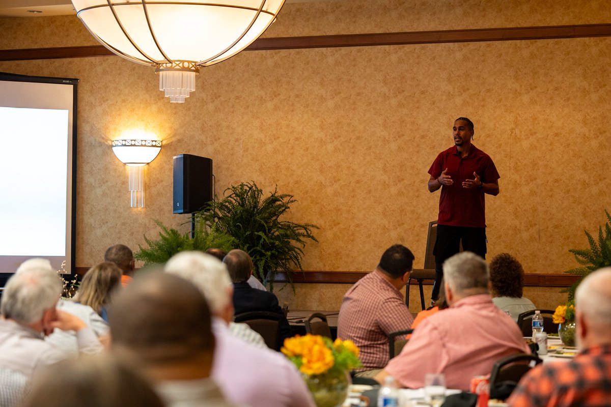 RA5ive's tweet photo. Thrive 95 Conference!
Trust
Heart
Resilient
Integrity
Voice
Evolve
THRIVE!
π£π€
#Tennessee #publicspeaking #amputee #prosthetic #believe #love #focus #utextension #leadership #conference #photooftheday https://t.co/inI3BaRIu7