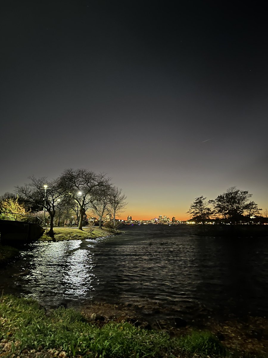 3MayaB's tweet photo. Boston views make long runs bearable. Ft a stop on the @EsplanadeBoston https://t.co/NdVEJREKhp