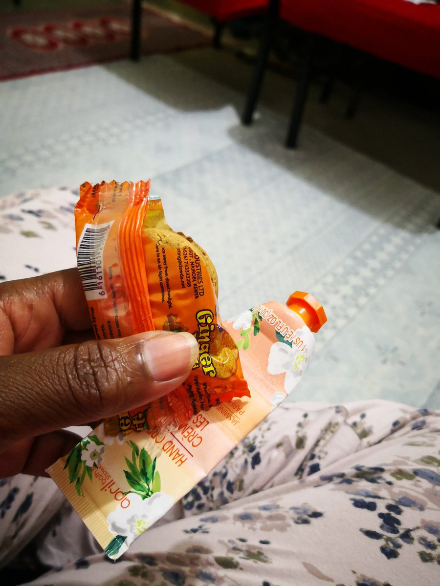 SyokauBeatrice's tweet photo. Matchy matchy...there was a time, that shall go down in history, when this packet used to have five pieces of biscuits...Now you only get three for a whole 5 bob!... https://t.co/n2fuhwX3zY