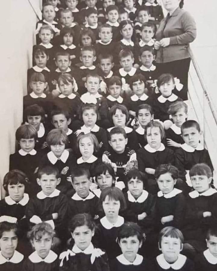 yukselkara06's tweet photo. Saçlara jöle, tırnaklara oje, sürülemez,
spor ayakkabıyla okula girilemezdi.
Erkekler kravat, kızlar fiyonk takmadan, yaka ve tırnak kontrolü yapılmadan derse girilemezdi.
Sabahları bahçede sıra olunur, pazartesi sabah Cuma öğleden sonra müdür konuşma yapar, özel günlerden biriyse saygı duruşu yapılır ve gerçekten saygıyla durulur, İstiklal Marşı okunurken dik durulur, konuşulmaz, saygı duyulurdu.
Öğretmenlerle dalga geçilemez, veli toplantıları aileye korkarak bildirilir, okulda "konuştuğun" (sevgilin) varsa sadece bahçede yan yana yürünürdü.
Forma ile okula gidilir, eve gelene kadar forma çıkarılmazdı. Gömlekler pantolonların - eteklerin, içine sokulur, okul renkleri dışında bir renk giymek yürek isterdi.
Küpe, kolye, yüzük, bilezik hafta sonları takılır, saçlar erkeklerde tıraşsız, kızlarda 3 boğum örgüsüz ise disipline gidilirdi.
Cep telefonu yoktu, internet de yoktu ama yine de öğrenciler birbirleri ile haberleşirdi.
Biyoloji dersinde üreme konusu anlatılırken utanılır, aruz ölçüsü ezberlerken delirilir, milli güvenlik hocaları askeri disipline sokmaya çalışırdı.
Okul kitapları üzerinde sevilen sanatçı resimlerini olduğu klasörlerde taşınır, ders yılı başında mutlaka kap kâğıdıyla kaplanır, etiketler yapıştırılır, etikete adı-soyadı- sınıfı- hangi dersin kitabı olduğu yazılır, o derse ait defterler de kolaylık olsun diye aynı desen kap kâğıdıyla kaplanır, ders sırasında yanında kitabı olmayan azarlanırdı.
Sınıflar kalabalık olsa da çıt çıkmadan ders dinlenir, boş derslerde sınıftan çıkılmaz, ders saatlerinde okul sınırlarını ihlal etmek isteyenlere acınmazdı.
Ödevler mutlaka yapılır, dönem ödevleri için kütüphaneler, meydanloueres, ana ya da temel britanikalar taranır, ödevler elle ve mutlaka dolmakalemle yazılırdı.
Yat denince yatılır, sabah okula servis yerine otobüsle gidilir, bazen çanta yoklaması yapılır, okula yasak bir şey getirilemezdi.-okulun herhangi bir yerinde sakız çiğnenemez, derslerde bir şey yenemez, su içmeye gitmek için izin istenirdi.
Birine uyuz olduysak öğretmene şikâyet eder, asla kendimiz sopayla, bıçakla girişmez, çeteleşmez, okul dışında bile kavga etmezdik. Bilirdik ki kavga edersek evde ya da okulda bi posta daha dayak var.
Kızlarla erkekler birbirine mesafeli durur, el şakası yapmaz, küfürlü konuşmaz, efendilik bozulmazdı.
Yerli malı haftası sınıf pikniğine döner, her tür yiyecek bulunur ve biz bu yemekleri paylaşırdık.
Kitap okurduk örneğin, ödev bile olsa okurduk. Değiştirip kitapları öyle okur, kütüphaneden kimlik çıkartır kütüphanede okurduk.
Biz öğrenci gibi öğrenciydik. Saygılıydık, tertipliydik, edepliydik...
Biz çok güzel öğrencilerdik. Çok zor da olsa o dönemlerde hayatın bir anlamı vardı ve biz bunu bilmesek bile hissederdik..