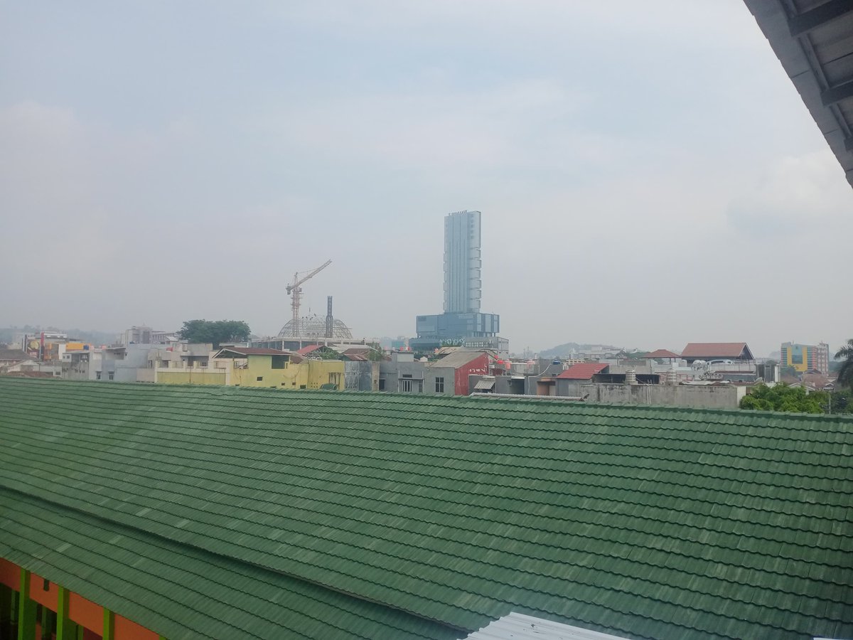 Ikon dan calon ikon, 
Grand Mercure Lampung dan Masjid Raya Al-Bakrie Lampung.
.
Rangka kubah Masjid semakin terlihat, walaupun belum selesai, namun tampak sangat besar. View dari rooftof dari SMK Negeri 4 Bandar Lampung.
📷 : IG/storyy_bii
.
#Lampung
#BandarLampung