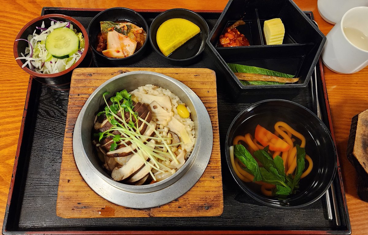 bonnechance_T's tweet image. 재방문 의사가 있는 혜화 밥집 정리

1. 도도야
정갈하고 든든한 한 끼. 최애 솥밥집.

2. 담솥
조금 더 대중적인 맛과 구성.

3. 청화원
샤오롱바오가 맛있음.

4. 삼경일
닭 한 마리와 샤브샤브의 컬래버.
들깨 버터 육수 추천.

✍️ 여유를 갖고 방문하는 것이 좋음.