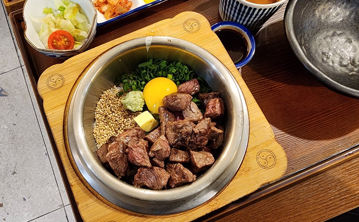 bonnechance_T's tweet image. 재방문 의사가 있는 혜화 밥집 정리

1. 도도야
정갈하고 든든한 한 끼. 최애 솥밥집.

2. 담솥
조금 더 대중적인 맛과 구성.

3. 청화원
샤오롱바오가 맛있음.

4. 삼경일
닭 한 마리와 샤브샤브의 컬래버.
들깨 버터 육수 추천.

✍️ 여유를 갖고 방문하는 것이 좋음.