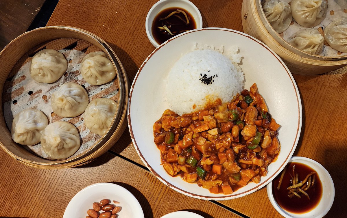 bonnechance_T's tweet image. 재방문 의사가 있는 혜화 밥집 정리

1. 도도야
정갈하고 든든한 한 끼. 최애 솥밥집.

2. 담솥
조금 더 대중적인 맛과 구성.

3. 청화원
샤오롱바오가 맛있음.

4. 삼경일
닭 한 마리와 샤브샤브의 컬래버.
들깨 버터 육수 추천.

✍️ 여유를 갖고 방문하는 것이 좋음.