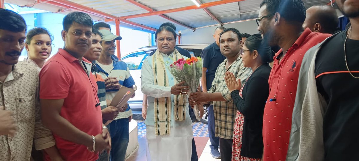 ଓଡ଼ିଶାରେ ସରକାରୀ ଚାକିରୀ ଆବେଦନର ସର୍ବୋଚ୍ଚ ବୟସ ସୀମା ସାଧାରଣ ବର୍ଗ ପାର୍ଥୀମାନଙ୍କ ପାଇଁ ୪୨ ବର୍ଷ କରାଯାଉ | ଆମ ଦେଶର ଅଧିକାଂଶ ରାଜ୍ୟ ସରକାରୀ ଚାକିରୀ ନିମନ୍ତେ ଆବେଦନର ବୟସ ସୀମା ୪3 ବର୍ଷରୁ ଅଧିକ ରହିଅଛି |  <a href="/otvnews/">OTV</a> <a href="/MohanMOdisha/">Mohan Charan Majhi</a> <a href="/OdishaReporter/">Odisha Reporter</a> <a href="/CMO_Odisha/">CMO Odisha</a> <a href="/MahalingMukesh/">Dr. Mukesh Mahaling</a>