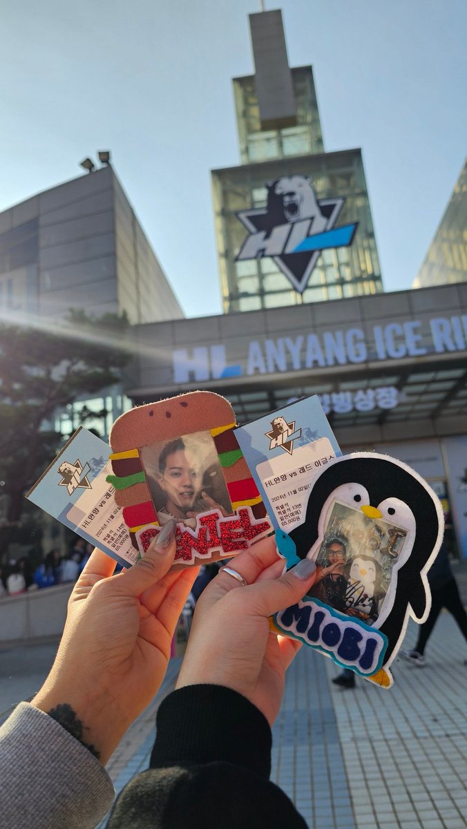 chicagopenggwin's tweet photo. 눈 돌아서 광기로 티켓 구해온 식프랑 프니보러 🐧🩷 @eungnew77 

#비투비 #BTOB #프니엘 #PENIEL 
#신동그니엘 https://t.co/wh9Hburj19