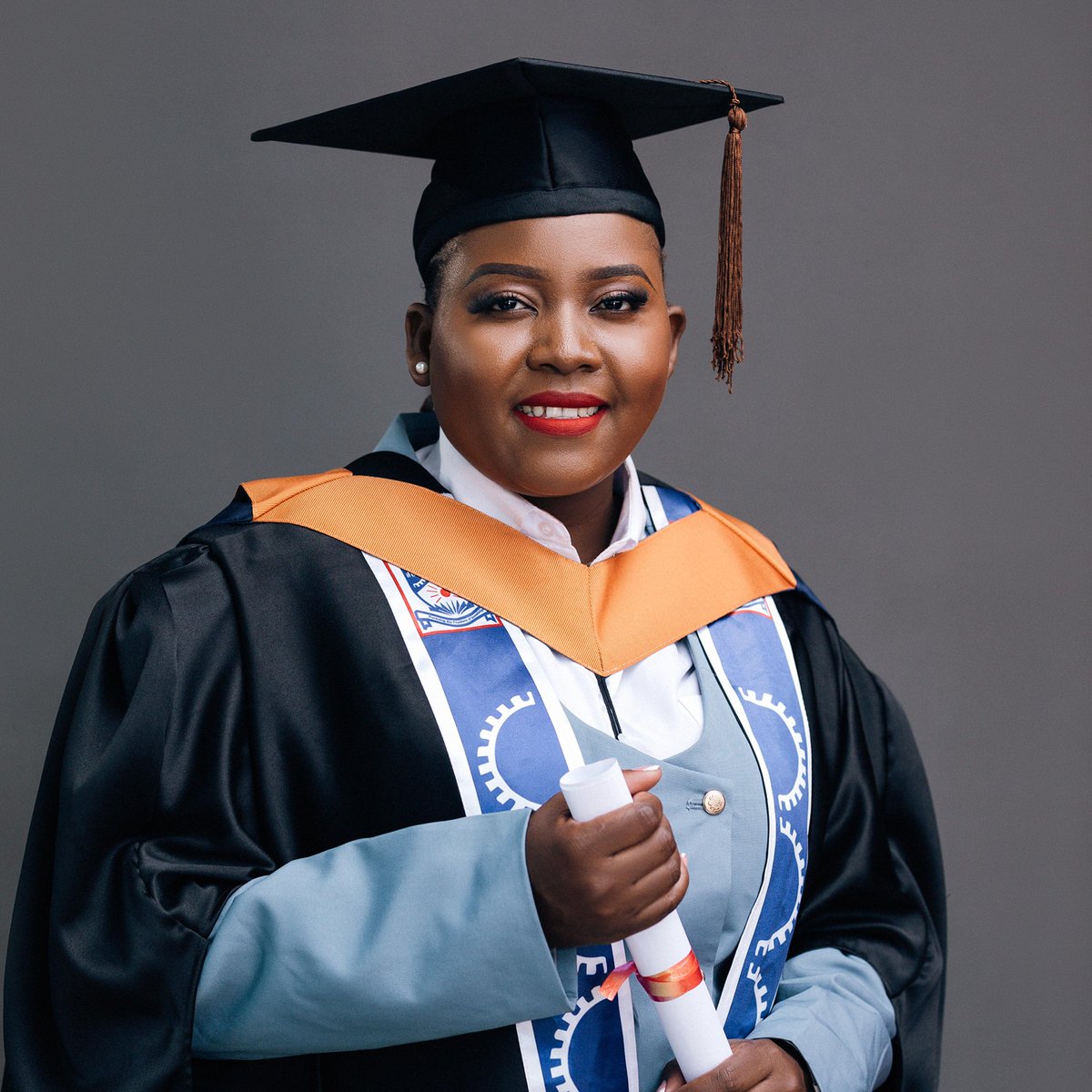 RCV_News's tweet photo. WE CELEBRATE WINS BIG TIME OVER HERE! 🥳

CONGRATS EVA HATONTOLA! 💃

Proud of you for earning your Bachelor’s in Communications and Public Relations from Mulungushi University! 

HERE’S TO A BRIGHT FUTURE! 🥂

#RCVcelebrates https://t.co/PsDPFnwQ5p