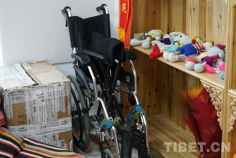 TibetNews11's tweet image. La ragazza tibetana Tsering ha molti #film: da Gyantse al mondo, realizza all'#uncinetto sogni colorati di felicità con le sue mani