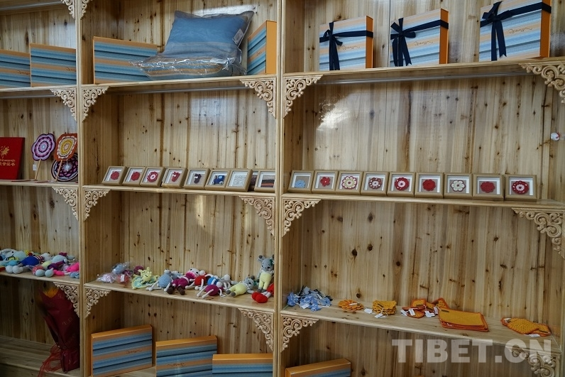 TibetNews11's tweet image. La ragazza tibetana Tsering ha molti #film: da Gyantse al mondo, realizza all'#uncinetto sogni colorati di felicità con le sue mani