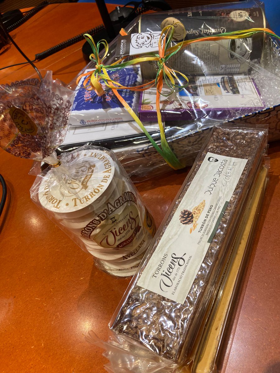 vialliure's tweet image. 😋 S'acosta el Nadal 🎄 i per això hem doblat l'aposta: al lot de Xocolata 🍫 Jolonch li hem afegit...un lot de @torronsvicens!!! 

➡️ La mecànica és la de sempre: ens heu de seguir i fer RT aquesta publicació. Teniu de temps fins les 8 del matí d'avui! Sort a tothom!!!